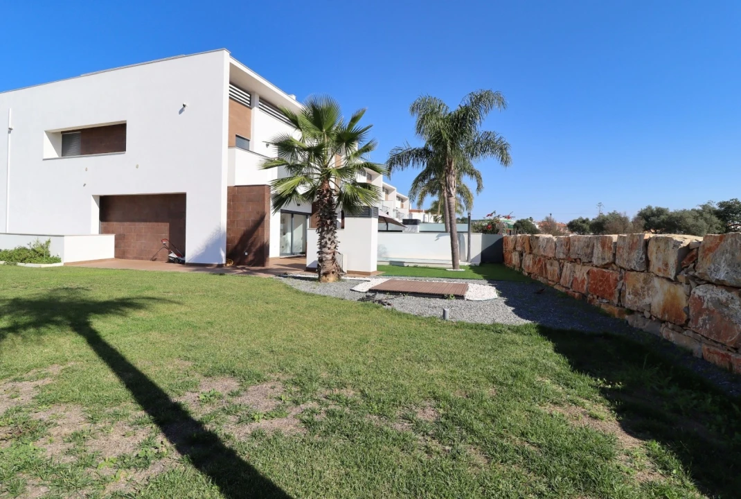 Moradia T3 para Venda em Ferreiras Foto 2