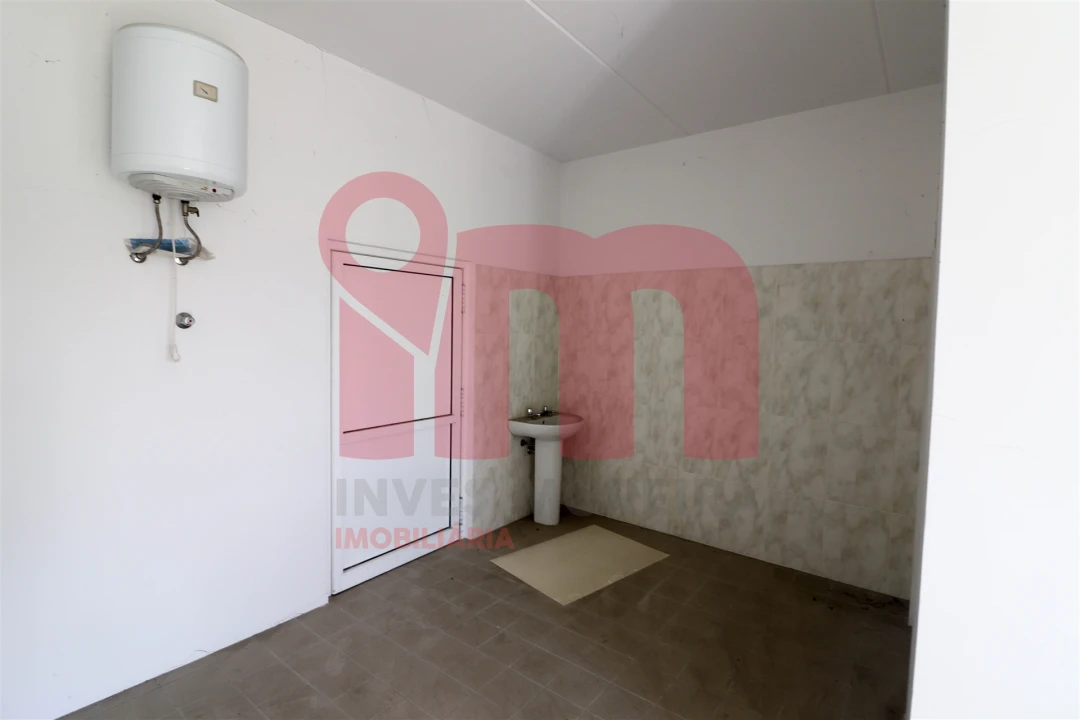 Armazém para Venda em Selho São Lourenço e Gominhães Foto 12