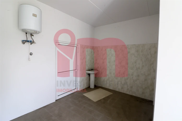 Armazém para Venda em Selho São Lourenço e Gominhães Foto 12