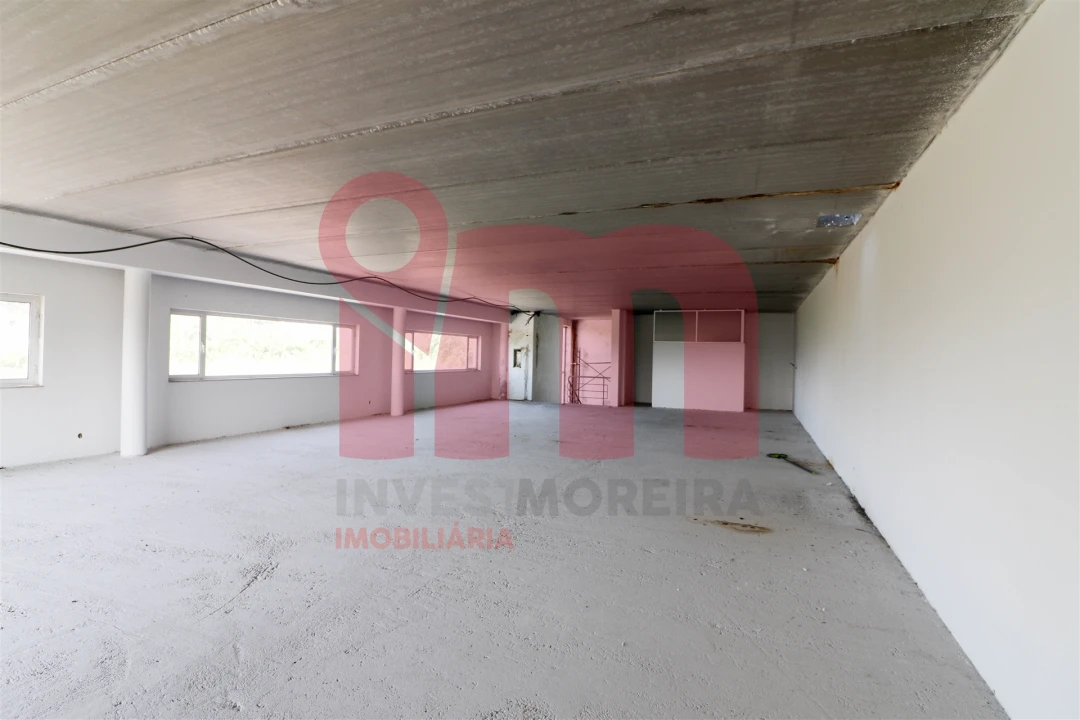 Armazém para Venda em Selho São Lourenço e Gominhães Foto 6