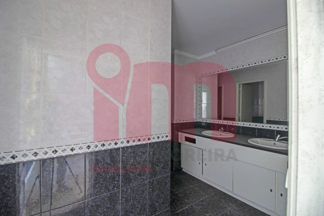 Loja para Arrendamento em Moreira de Conegos Foto 8