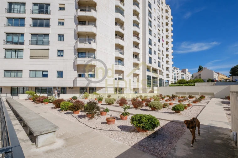 Apartamento T2 para Venda em Campolide Foto 40