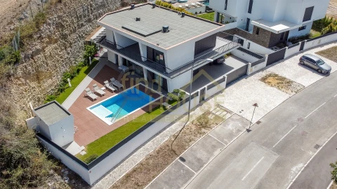 Moradia T4 para Venda em Queluz e Belas