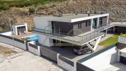 Moradia T4 para Venda em Queluz e Belas