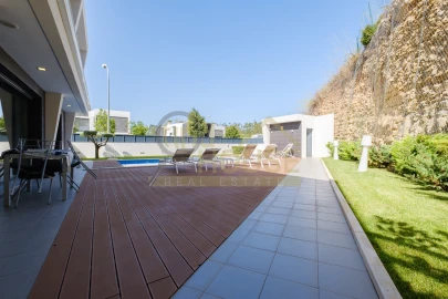Moradia T4 para Venda em Queluz e Belas