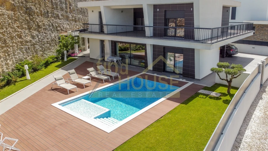 Moradia T4 para Venda em Queluz e Belas Foto 2