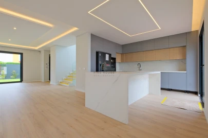 Moradia T4 para Venda em Carcavelos e Parede