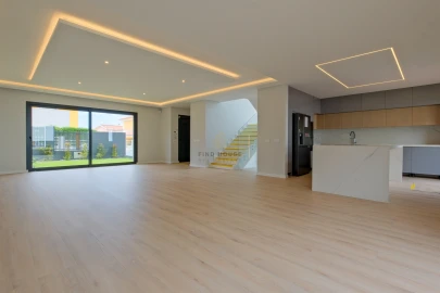 Moradia T4 para Venda em Carcavelos e Parede