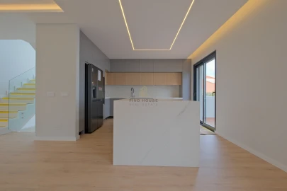 Moradia T4 para Venda em Carcavelos e Parede