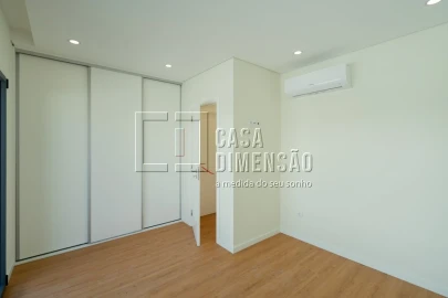 Moradia T4 para Venda em Charneca de Caparica e Sobreda