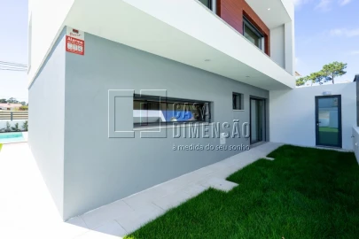 Moradia T4 para Venda em Charneca de Caparica e Sobreda