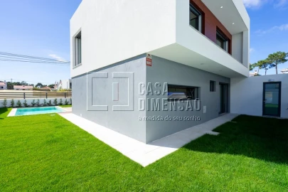Moradia T4 para Venda em Charneca de Caparica e Sobreda