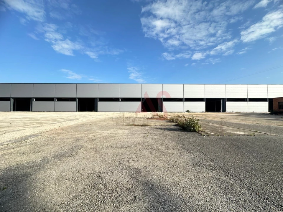 Armazém para Venda em Aguada de Cima Foto 1