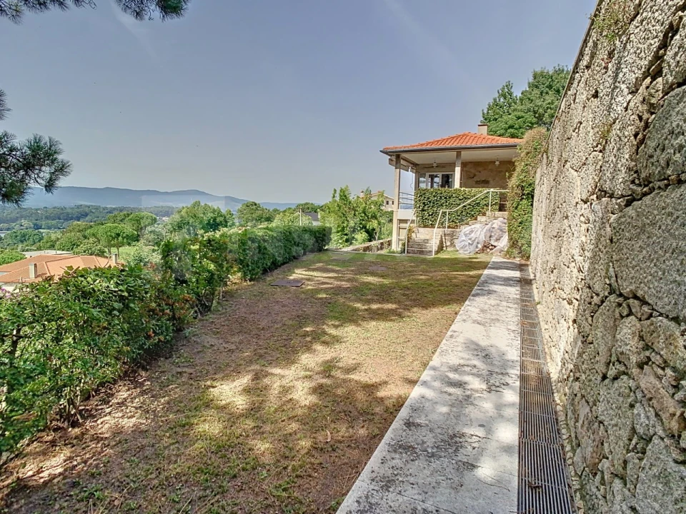 Moradia T4 para Venda em Loivo Foto 4