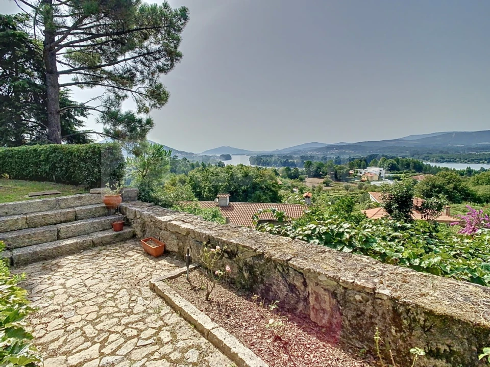 Moradia T4 para Venda em Loivo Foto 6