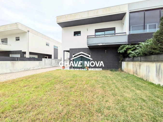 Moradia T4 para Venda em Palhaça Foto 24