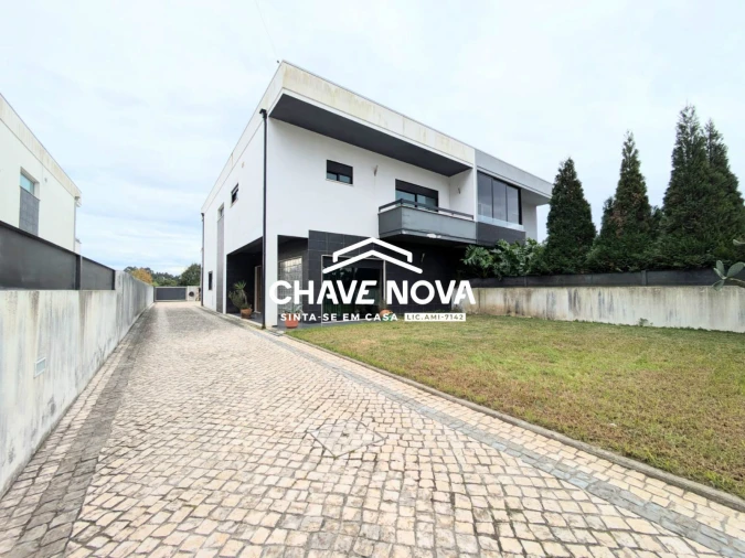 Moradia T4 para Venda em Palhaça Foto 1