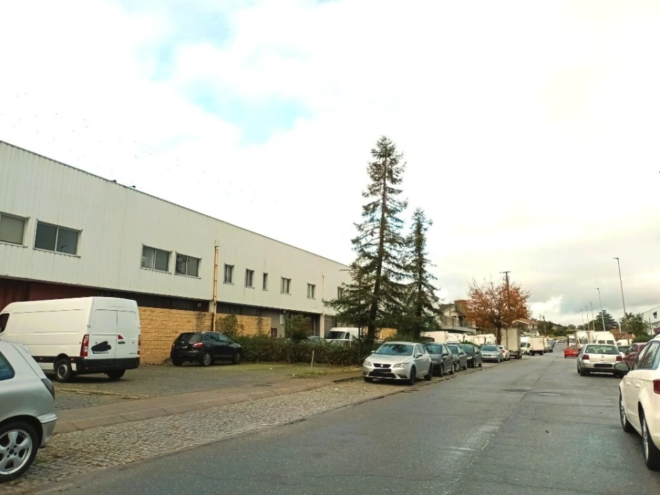 Armazém para Venda em Selho (São Jorge) Foto 1