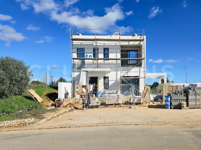 Moradia T4 para Venda em Mexilhoeira Grande