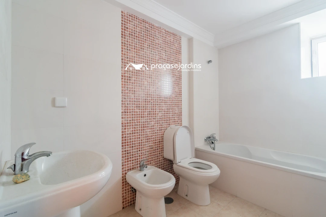 Prédio para Venda em Parceiros e Azoia Foto 20