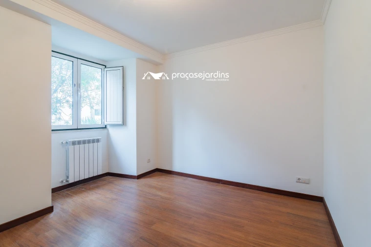 Prédio para Venda em Parceiros e Azoia Foto 17