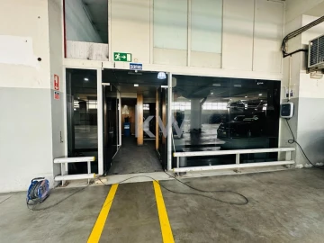 Armazém para Arrendamento em São Vicente