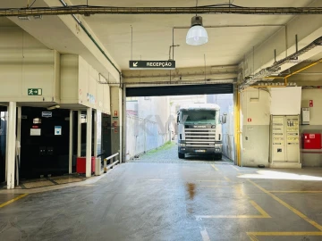Armazém para Arrendamento em São Vicente
