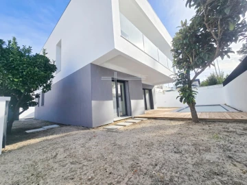 Moradia T3 para Venda em Charneca de Caparica e Sobreda