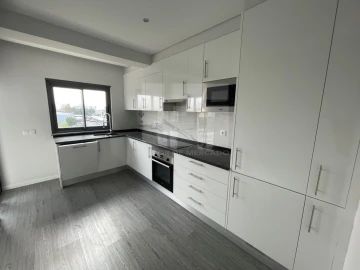 Apartamento T3 para Venda em Quelfes