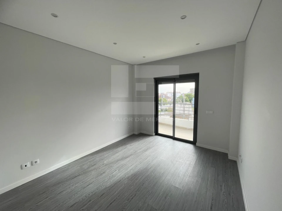 Apartamento T3 para Venda em Quelfes Foto 9