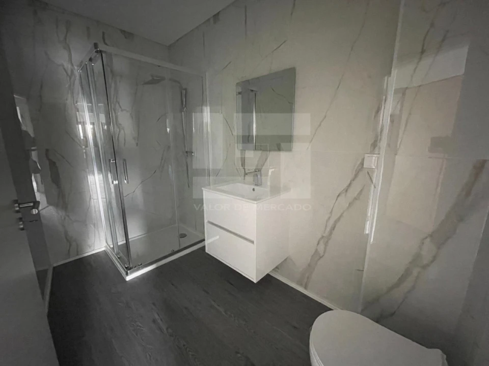 Apartamento T3 para Venda em Quelfes Foto 12