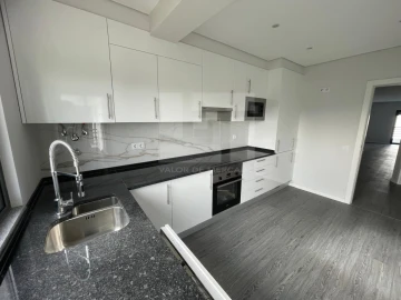 Apartamento T3 para Venda em Quelfes