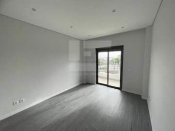 Apartamento T3 para Venda em Quelfes