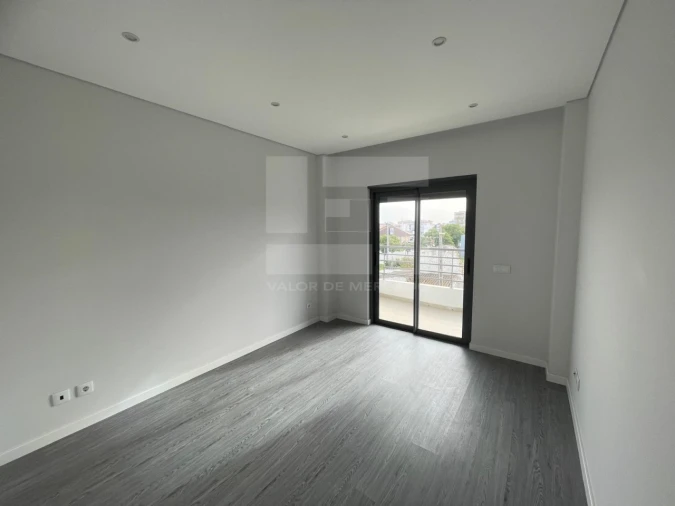 Apartamento T3 para Venda em Quelfes Foto 9