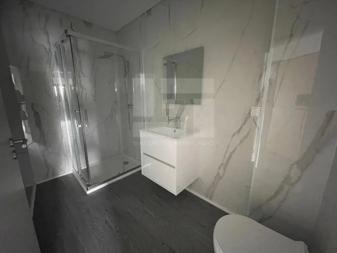 Apartamento T3 para Venda em Quelfes Foto 12