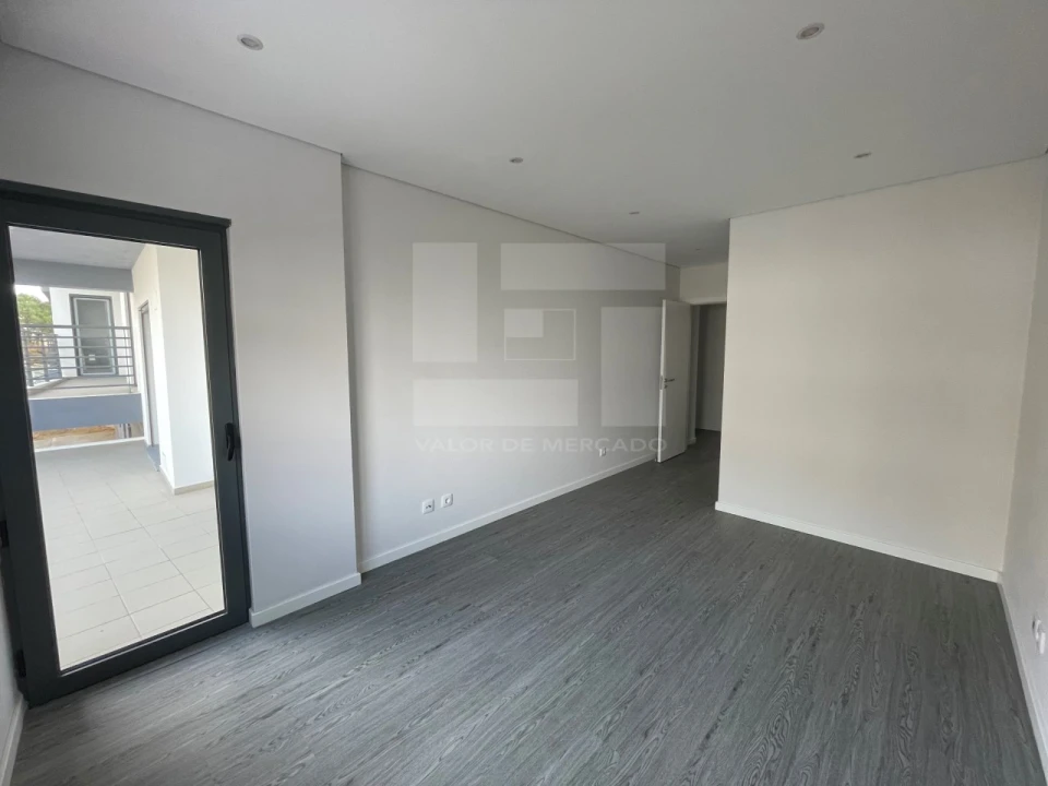 Apartamento T3 para Venda em Quelfes Foto 4