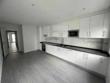 Apartamento T3 para Venda em Quelfes