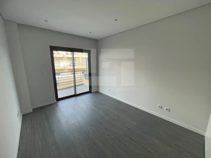 Apartamento T3 para Venda em Quelfes Foto 17