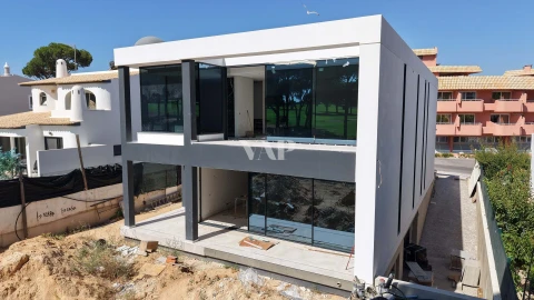 Moradia T4 para Venda em Quarteira