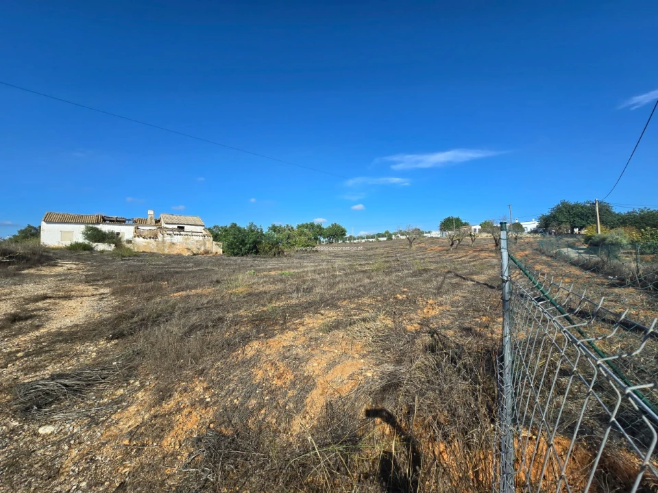 Terreno para Venda em Quelfes Foto 1