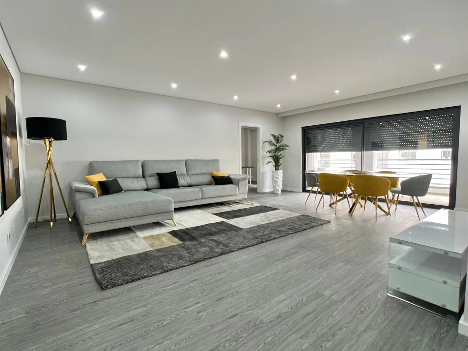 Apartamento T3 para Venda em Quelfes Foto 2