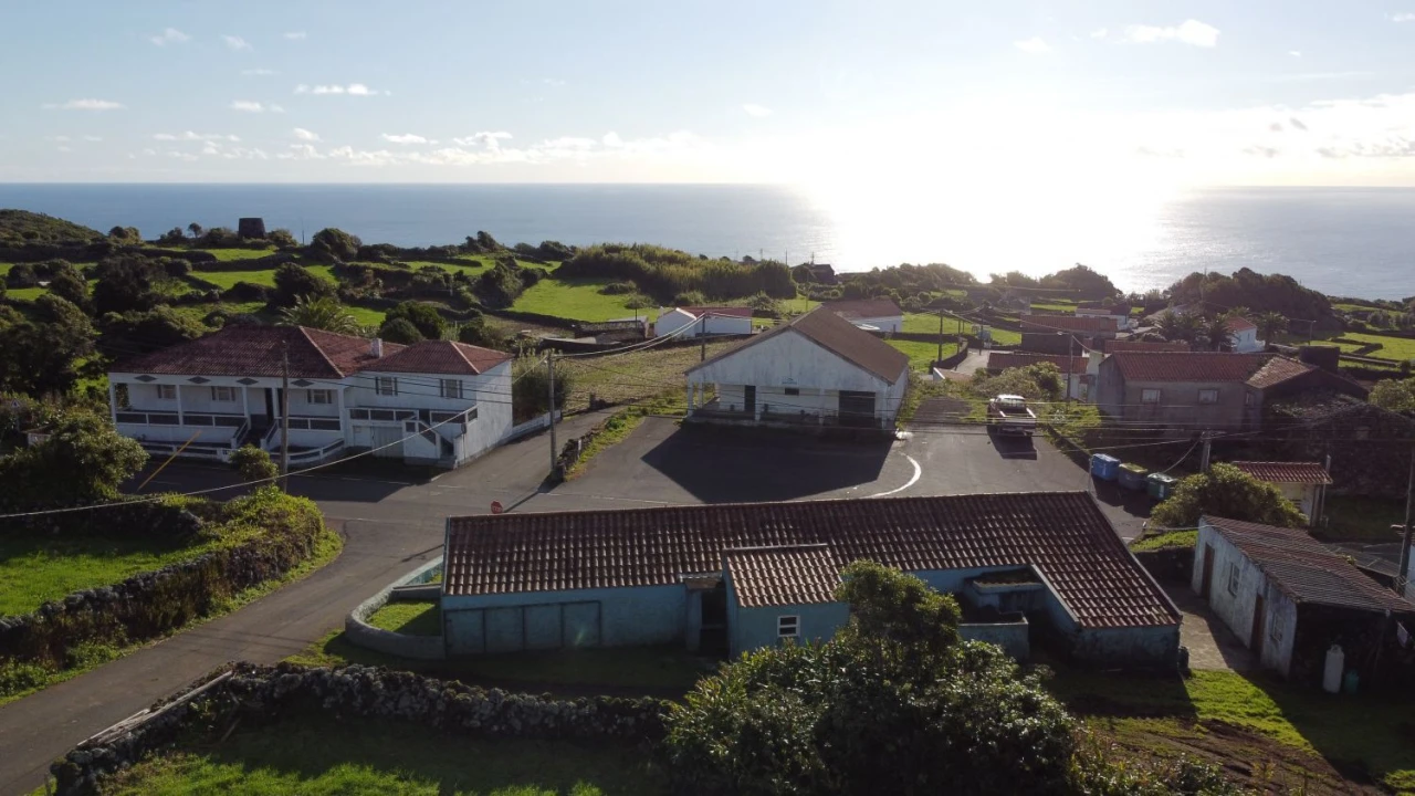 Moradia T2 para Venda em Lajes do Pico Foto 6