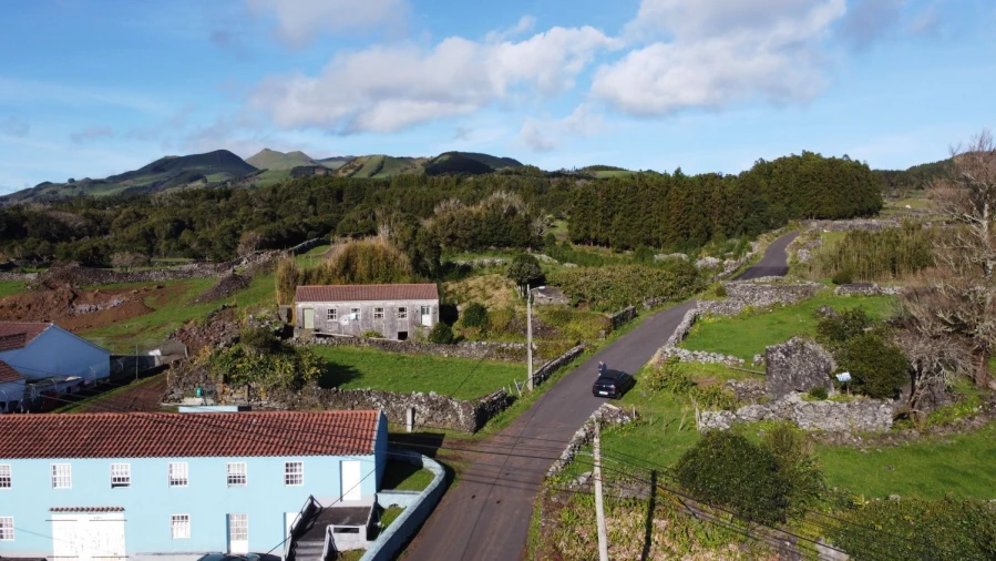 Moradia T2 para Venda em Lajes do Pico Foto 2