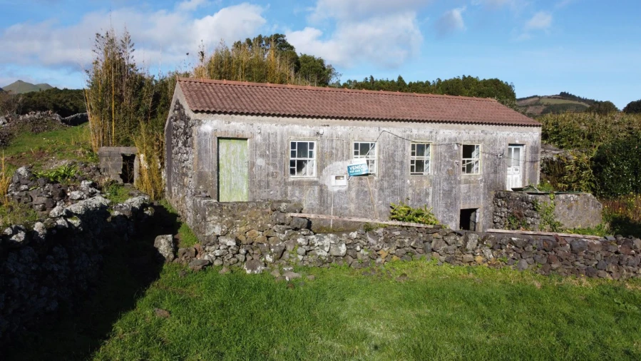 Moradia T2 para Venda em Lajes do Pico Foto 3