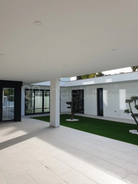 Moradia T5 para Venda em Corroios