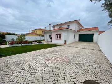 Moradia T4 para Venda em Cadaval e Pêro Moniz