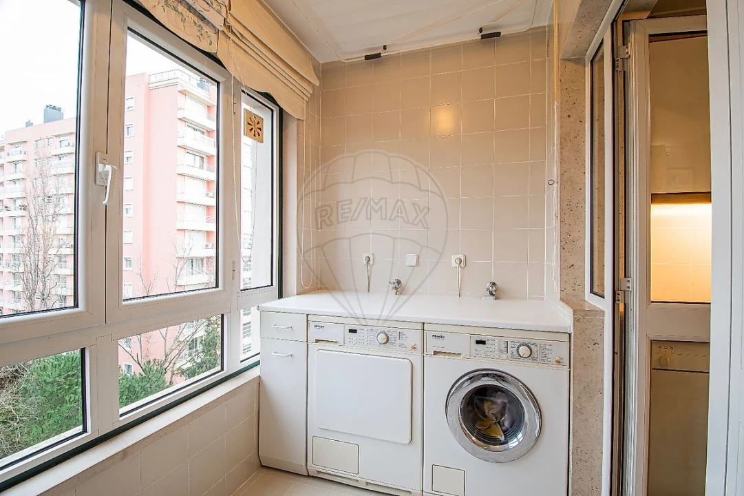 Apartamento T5 para Venda em Lumiar Foto 6