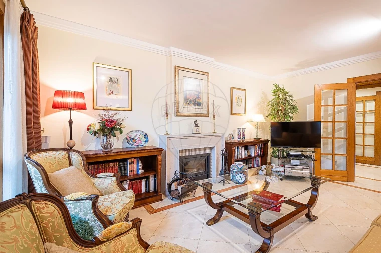 Apartamento T5 para Venda em Lumiar Foto 10