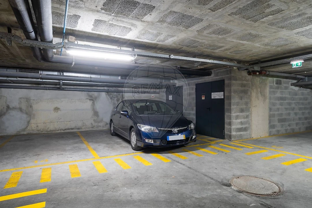 Garagem para Venda em Sacavém e Prior Velho Foto 3