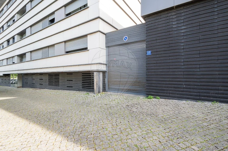 Garagem para Venda em Sacavém e Prior Velho Foto 1